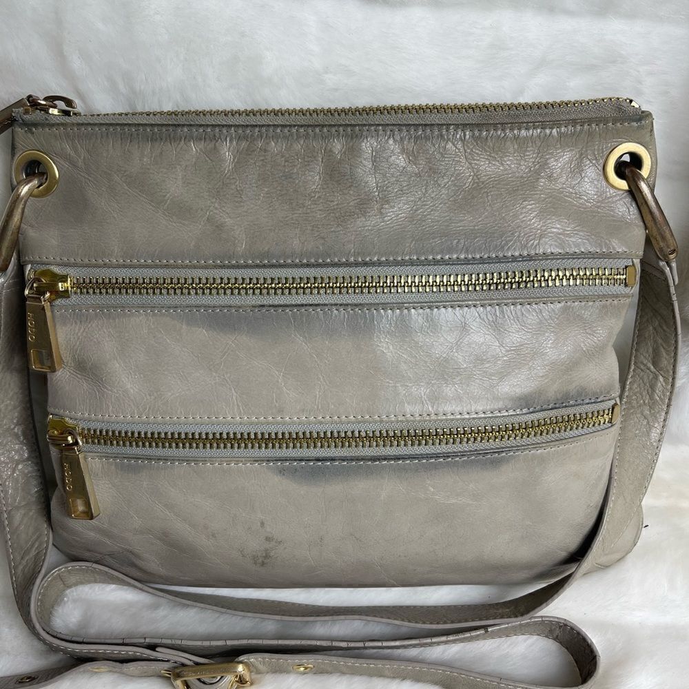 Hobo Mission leather light gray crossbody bag with bold gold tone hardwa… - Picture 3 of 10